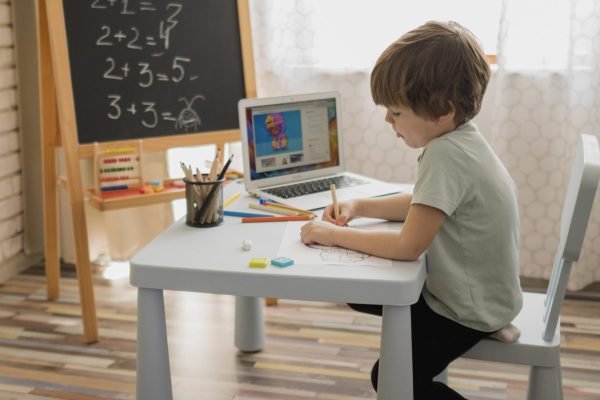 vista-lateral-da-crianca-em-casa-aprendendo-matematica